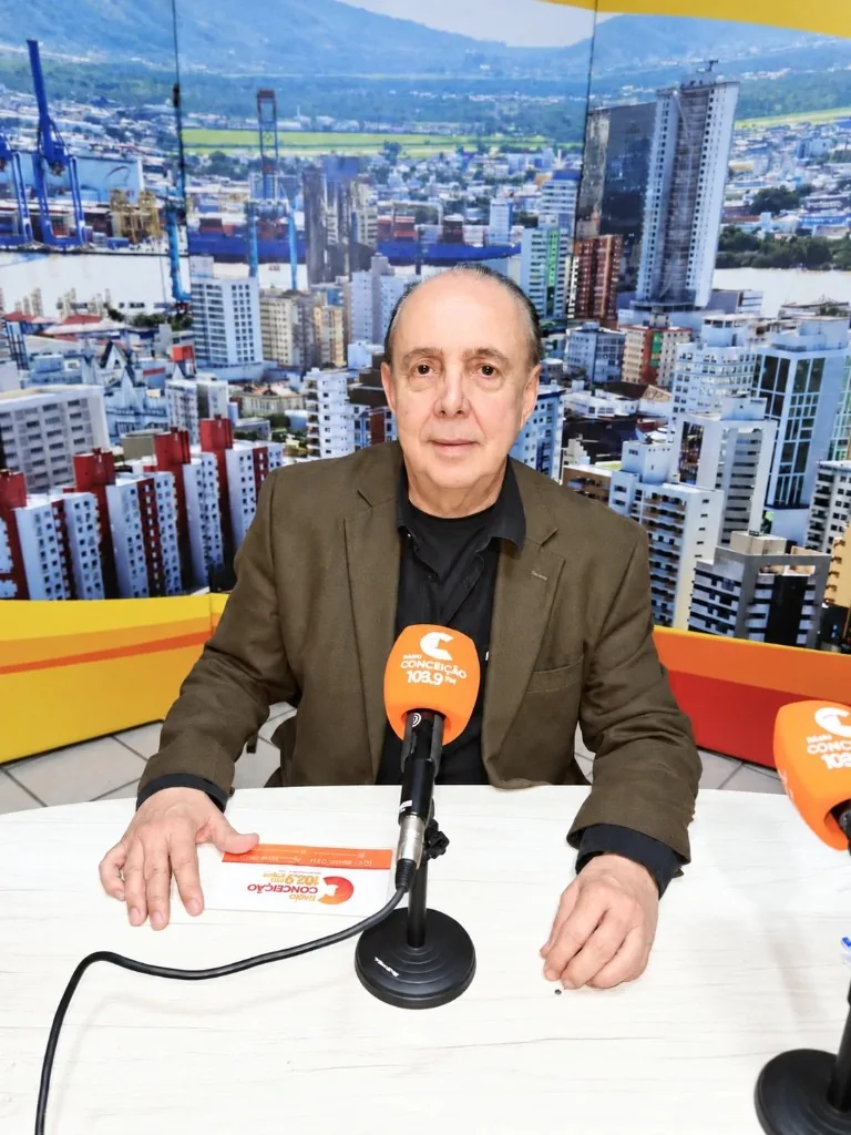 Júlio Vieira durante uma entrevista na rádio Conceição